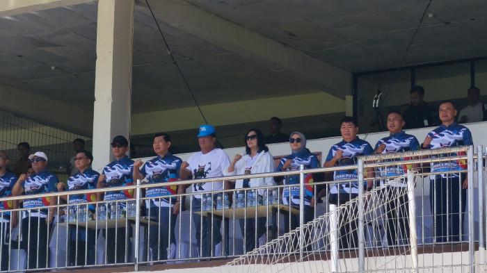 SINERGI: Gubernur Sulawesi Utara, Yulius Selvanus Komaling (YSK), secara resmi membuka Merah Putih Panahan Sulut Open Gubernur Cup 2026, sebuah turnamen panahan terbuka berskala nasional yang mencatat sejarah baru karena digelar gratis tanpa biaya pendaftaran