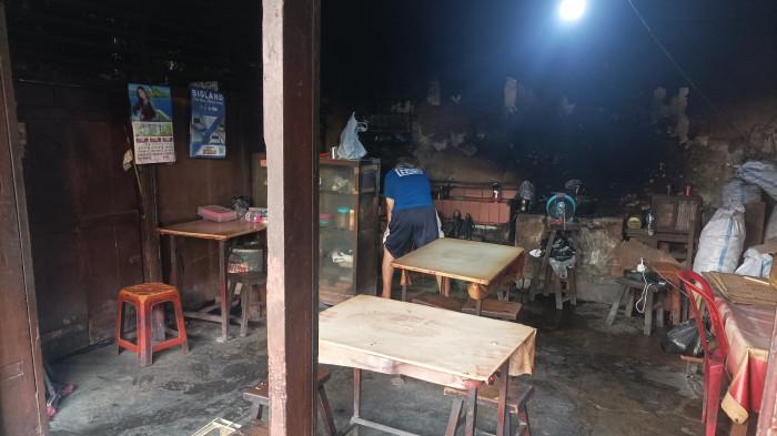 WARKOP - Rumah kopi tumbuh subur bak jamur di musim hujan di kota Manado. Berlokasi di New Bendar 45, rumah Kopi Cahaya Timur konon adalah rumah kopi pertama di Manado.