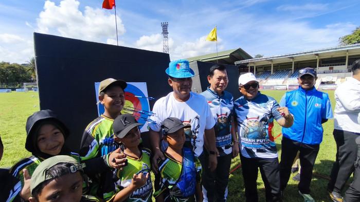 SINERGI: Gubernur Sulawesi Utara, Yulius Selvanus Komaling (YSK), secara resmi membuka Merah Putih Panahan Sulut Open Gubernur Cup 2026, sebuah turnamen panahan terbuka berskala nasional yang mencatat sejarah baru karena digelar gratis tanpa biaya pendaftaran