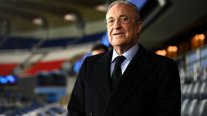 Presiden Real Madrid Florentino Perez saat ia menghadiri sesi latihan timnya di stadion Parc des Princes pada 14 Februari 2022.