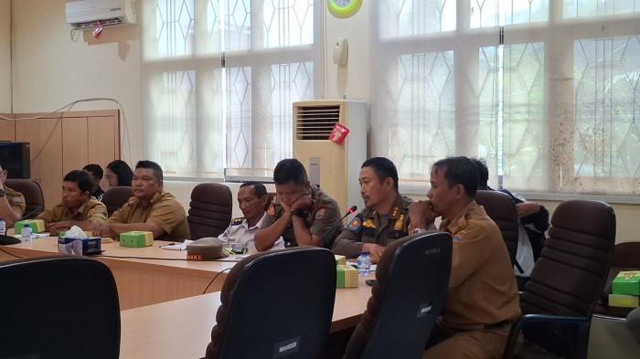 SATPOL PP TARAKAN IKUT RDP - Opniel Sangka, Kepala Bidang Ketentraman, Ketertiban Umum dan Perlindungan Masyarakat (Kabid Trantibumlinmas) Satpol PP Tarakan didampingi jajaran saat ikut dalam kegiatan RDP di Kantor DPRD Kota Tarakan, Senin (9/2/2026).