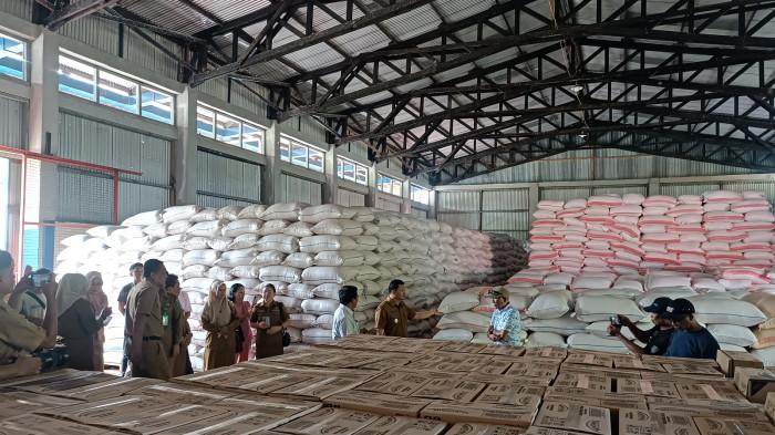 TINJAU - Wakil Bupati Bolmong Dony Lumenta didampingi kepala dinas ketahanan pangan I Wayan Mudiyasa dan pimpinan cabang Bulog Ismail Aziz di gudang Bulog kelurahan Mogolaing, Kota Kotamobagu, Sulawesi Utara, Senin (09/02/2025).