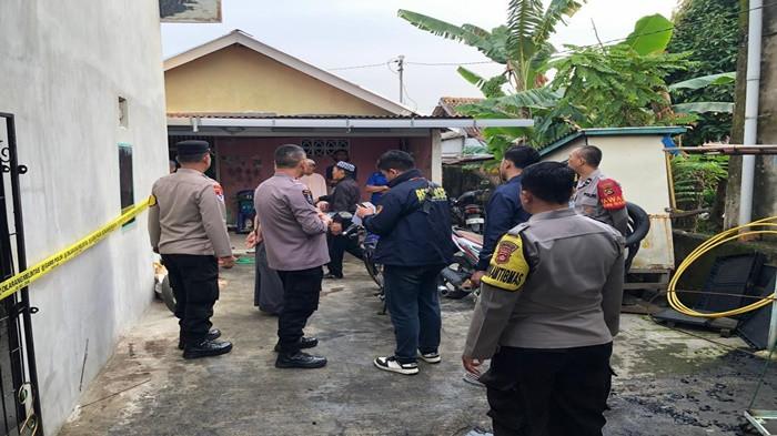 OLAH TKP KEBAKARAN -- Anggota Polrestabes Palembang saat melakukan olah TKP kebakaran di Jalan KI Anwar Mangku Lorong Asli RT 10 /33 Kelurahan Sentosa Kecamatan SU II, Palembang, Senin (9/2/2026). Kebakaran ini mewaskan seorang bocah berusia 3 tahun dan 2 korban lainnya mengalami luka bakar.