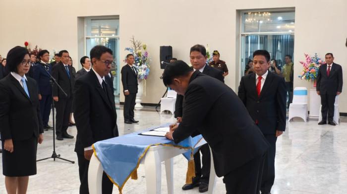 YSK menyerahkan SK Plt kepada 6 pejabat di Pemprov Sulut