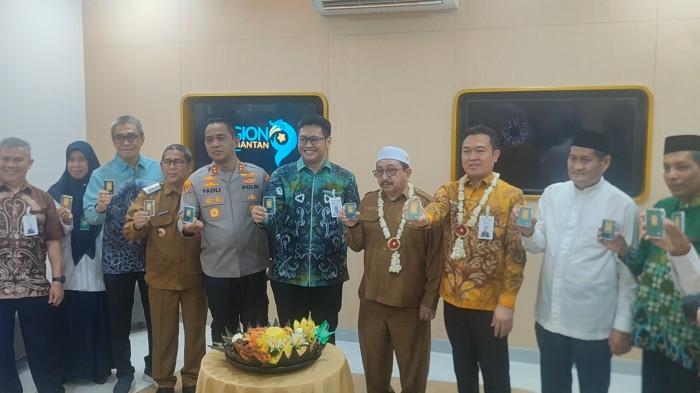 FOTO BERSAMA - Suasana foto bersama usai grand opening KCP BSI Martapura di Jalan Ahmad Yani Km 39, tepatnya di samping Mini Market Sari Alam, Martapura, Senin (9/2/2026).T​