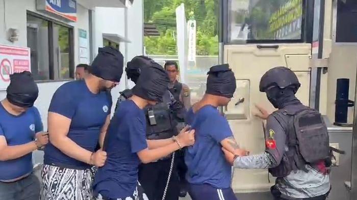 DIPINDAHKAN - Detik-detik Ammar Zoni dibawa ke Lapas Nusakambangan (arsip 2025).