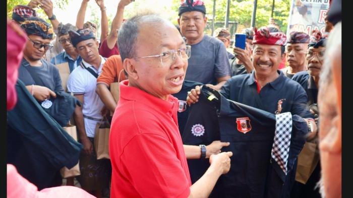 Gubernur Bali Wayan Koster bertatap muka dengan pecalang di Desa Adat Buleleng di Setra Desa Adat Buleleng, Kabupaten Buleleng, Sabtu 7 Februari 2026.
