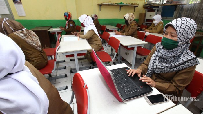 ILUSTRASI PELATIHAN PINTAR - Sejumlah guru kelas melakukan kegiatan mengajar di SDN 026 Bojongloa, Jalan Cibaduyut Raya, Kota Bandung, Jawa Barat, Senin (27/7/2020).