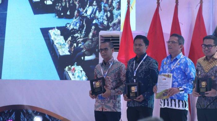 TERIMA PWI AWARDS - Chief Executive Officer (CEO) Tribun Network Dahlan Dahi (dua dari kanan) menerima PWI Awards 2026 atas jasa-jasanya mewujudkan soliditas dan persatuan kembali PWI. 