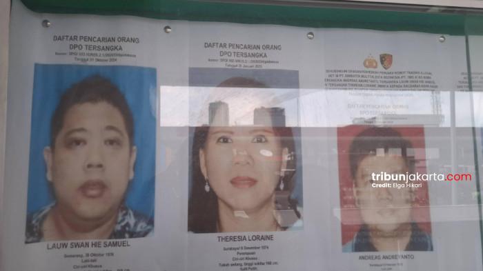 TERDAKWA NET 89 - Wajah dan identitas tiga terdakwa yang merupakan pimpinan robot trading Net89 dipampang di Pengadilan Negeri Jakarta Barat. Ketiganya saat ini masih berstatus DPO.TRIBUNJAKARTA.COM/ELGA PUTRA