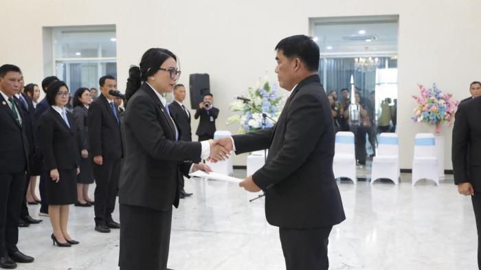 LANTIK - Gubernur Sulawesi Utara, Yulius Selvanus Komaling (YSK), melantik dan mengambil sumpah/janji sejumlah pejabat eselon II di lingkungan Pemerintah Provinsi Sulawesi Utara. Pelantikan tersebut digelar di Wisma Negara Bumi Beringin, Manado, Senin (9/2/2026), dan berlangsung dengan khidmat.