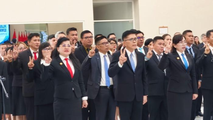 LANTIK - Gubernur Sulawesi Utara, Yulius Selvanus Komaling (YSK), melantik dan mengambil sumpah/janji sejumlah pejabat eselon II di lingkungan Pemerintah Provinsi Sulawesi Utara.