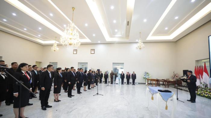 Pelantikan digelar di Wisma Negara Bumi Beringin, Manado, Senin (9/2/2026)