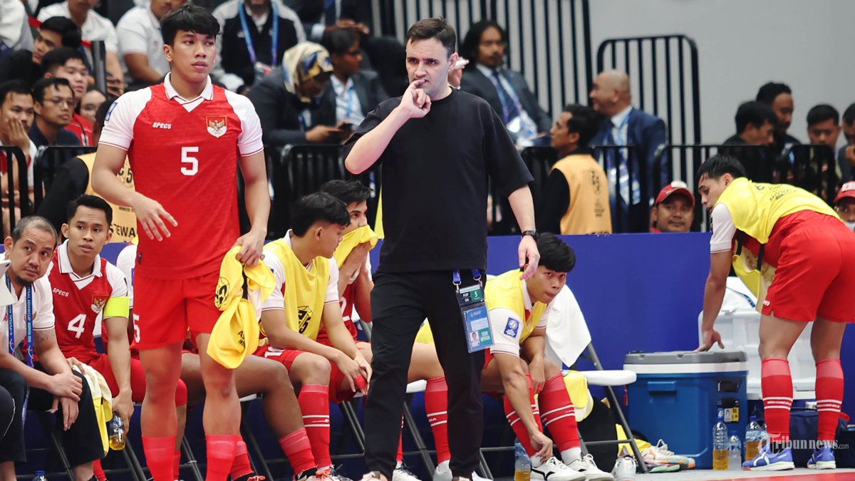 LOLOS FINAL - Aksi aktraktif pelatih Timnas Futsal Indonesia, Hector Souto, saat memberikan intruksi kepada pemainnya saat melawan Timnas Futsal Jepang pada semifinal AFC Futsal Asian Cup 2026 di Indonesia Arena, Senayan, Jakarta, Kamis (5/2/2026). Timnas Futsal Indonesia melaju ke final setelah menang 5-3 atas Jepang. TRIBUNNEWS/HERUDIN