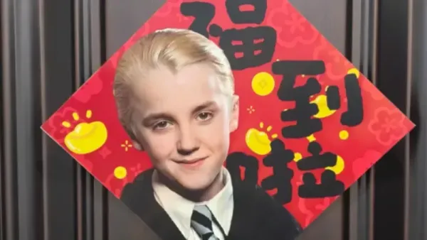 Karakter Draco Malfoy dalam serial Harry Potter menjadi maskot Tahun Baru Imlek yang tak terduga di China. Ramai gambar Draco Malfoy menghiasi ornamen warna merah di rumah warga di China jelang Imlek.
