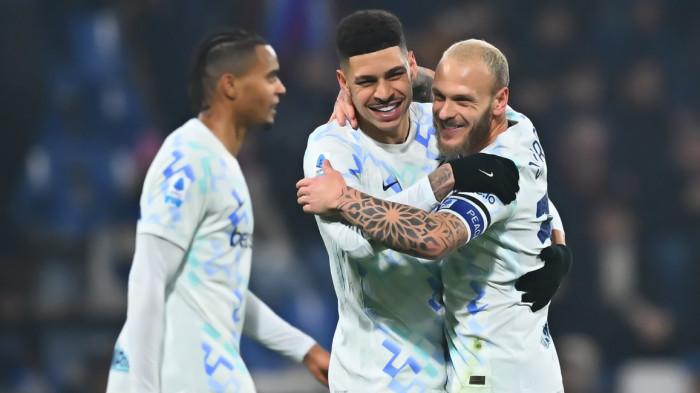 MENANG BESAR - Selebrasi Federico Dimarco, Luis Henrique, dan Manuel Akanji saat Inter Milan menang besar melawan Sassuolo pada giornata 24 Liga Italia Serie A, skor akhir 5-0 di Stadion Mapei, Senin (9/2/2026).