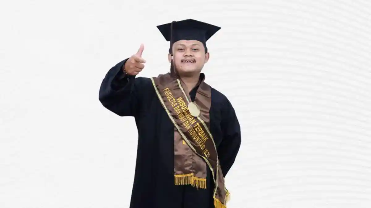 WISUDAWAN TERBAIK - Muhammad Kanzul Fikri atau Kenzo, Lulusan Magister Komunikasi Penyiaran Islam (KPI) UIN Walisongo lulus dalam waktu 3 semester, juga dinobatkan sebagai Wisudawan Terbaik. 
