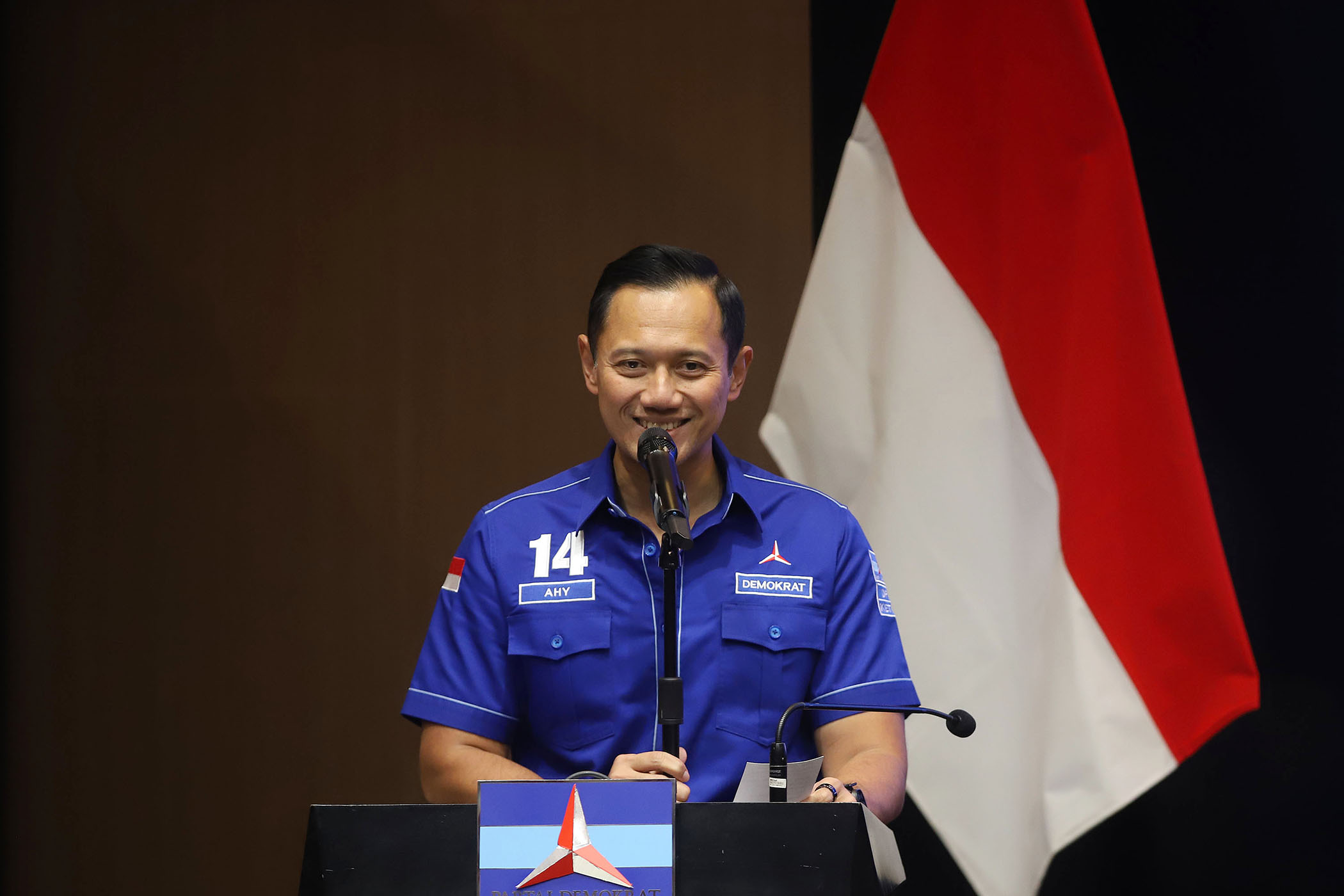 ANGGOTA BARU - Ketua Umum Partai Demokrat Agus Harimurti Yudhoyono memberikan pidato arahan saat acara Penyerahan Kartu Tanda Anggota (KTA) Partai Demokrat kepada kader baru partai dari komunitas Tionghoa di DPP Partai Demokrat, Jakarta Pusat, Senin (9/2/2026). Partai Demokrat menyerahkan kartu tanda anggota kepada 48 orang yang tergabung dalam komunitas Tionghoa sebagai komitmen menghargai kebinekaan sekaligus dalam rangkaian perayaan Tahun Baru Imlek 2577 Kongzili. Tribunnews/Jeprima