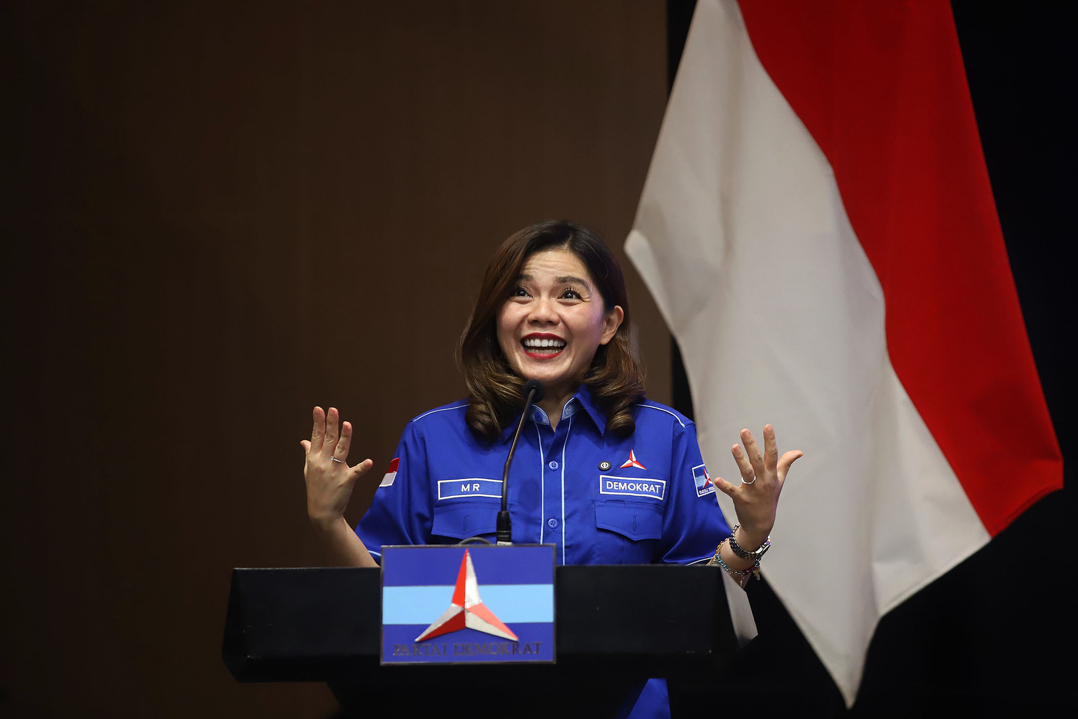 ANGGOTA BARU - Motivator Merry Riana memberikan kata sambutan pada acara Penyerahan Kartu Tanda Anggota (KTA) Partai Demokrat kepada kader baru partai dari komunitas Tionghoa di DPP Partai Demokrat, Jakarta Pusat, Senin (9/2/2026). Partai Demokrat menyerahkan kartu tanda anggota kepada 48 orang yang tergabung dalam komunitas Tionghoa sebagai komitmen menghargai kebinekaan sekaligus dalam rangkaian perayaan Tahun Baru Imlek 2577 Kongzili. Tribunnews/Jeprima