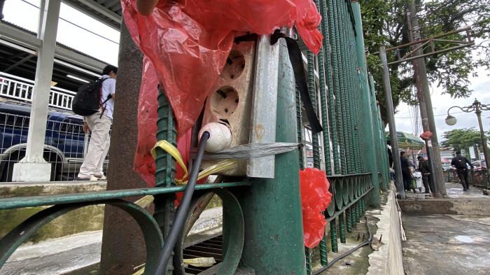 PKL DI MAYOR OKING BOGOR - Penampakan colokan listrik bagi PKL di Jalan Mayor Oking Stasiun Bogor, Senin (9/2/2026).