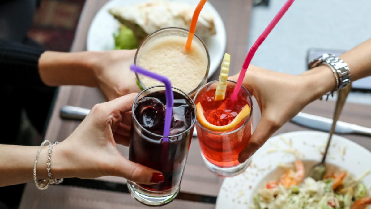 Ilustrasi mengonsumsi minuman manis, kebiasaan ini bisa meningkatkan kadar gula darah