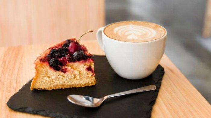 Ilustrasi konsumsi minuman latte atau berkafein, kebiasaan ini bisa meningkatkan kadar gula darah