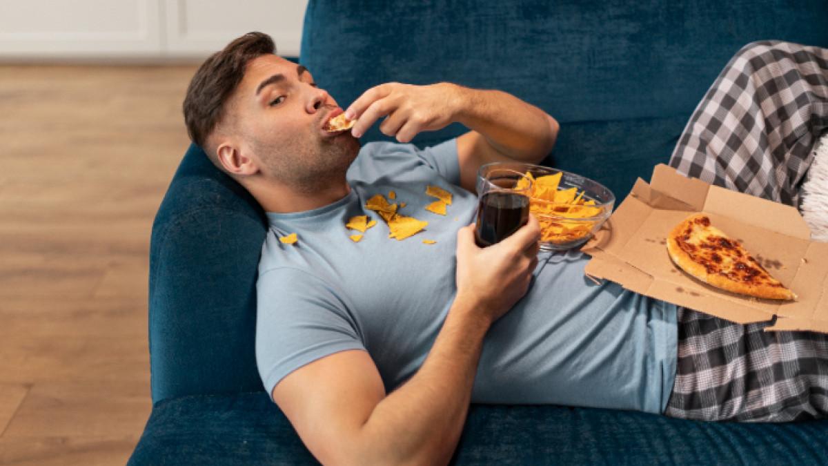 ilustrasi gaya hidup kurang aktif bergerak, kebiasaan ini bisa meningkatkan kadar gula darah