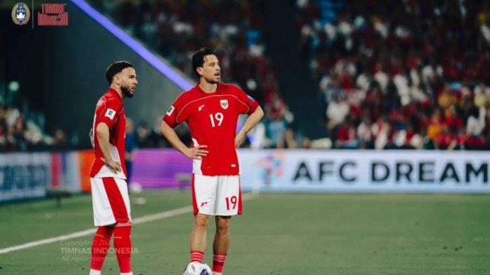 BOLA MATI - Pemain Timnas Indonesia Calvin Verdonk (kiri) dan Thom Haye (kanan) bersiap mengambil tendangan bebas dalam pertandingan menghadapi Bahrain pada ronde 3 Kualifikasi Piala Dunia 2026 di Stadion Utama Gelora Bung Karno (SUGBK), 25 Maret 2025. (Website PSSI - 5/4/2025).