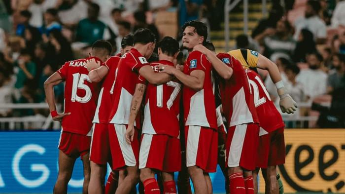 BERSIAP - Para pemain Timnas Indonesia sedang melakukan diskusi bersama saat persiapan sebelum pertandingan melawan Arab Saudi pada laga perdana Grup B putaran keempat Kualifikasi Piala Dunia 2026 Zona Asia, pada Kamis (9/10/2025) dini hari WIB.