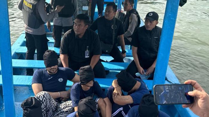 AMMAR ZONI KE NUSAKAMBANGAN - Foto Ammar Zoni dan beberapa warga binaan bersiko tinggi (high risk) saat dipindahkan ke Nusakambangan.