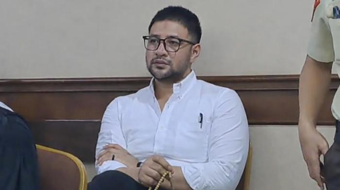 SIDANG KASUS NARKOBA - Ammar Zoni pegang tasbih saat jalani sidang kasus peredaran narkoba di lapas, yang digelar di PN Jakarta Pusat, Kamis (29/1/2026).