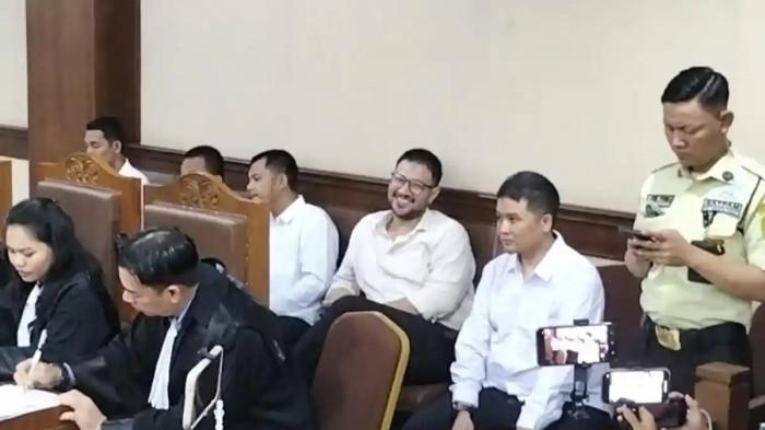 Ammar Zoni tampak cengengesan mendengar kesaksian polisi yang memeriksanya untuk kasus ini di awal. Di Pengadilan Negeri Jakarta Pusat, Kamis (15/1/2026).