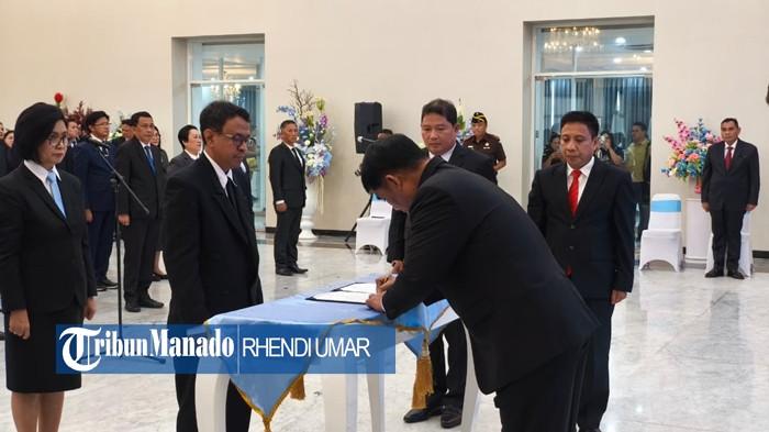 PELANTIKAN PEJABAT - Gubernur Sulut Yulius Selvanus Komaling (YSK) menyerahkan SK Pelaksana Tugas (Plt) kepada enam pejabat. Novita Lumintang, Franky Alexander Tintingon, Audi Pangemanan, Fransiskus Manumpil, Noldy Zadrakh Salindeho, dan Zainudin Saleh Hilian.