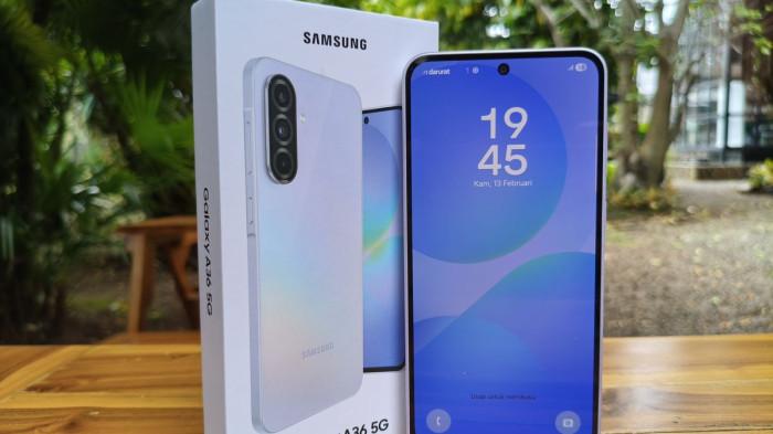 SAMSUNG A36 - Tampilan Samsung Galaxy A36 bersama kotak penjualannya yang terlihat ramping.