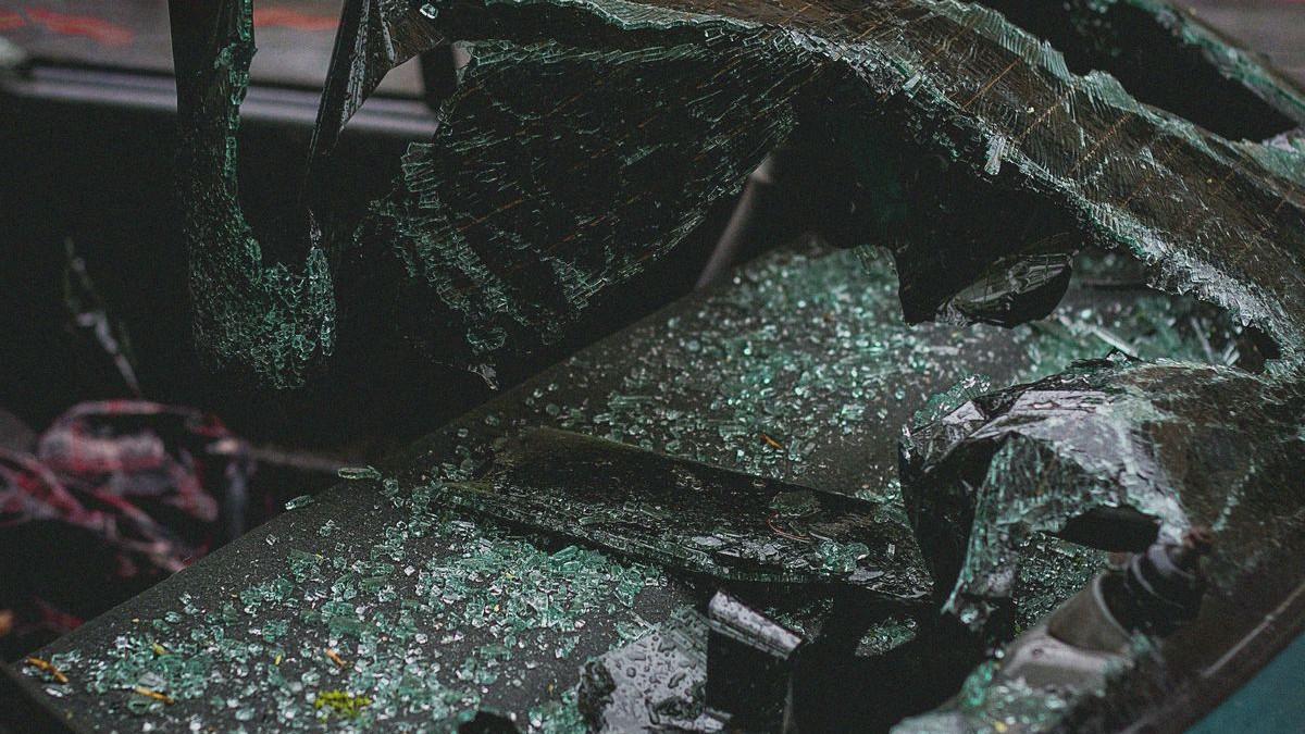 KECELAKAAN MAUT - Ilustrasi kecelakaan mobil yang begitu parah hingga kaca depan hancur.