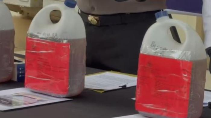 SAMPEL BBM SELUNDUPAN - Direktorat Reserse Kriminal Khusus (Ditreskrimsus) Polda Jambi mengungkap kasus penyelundupan BBM subsidi jenis solar dari Tapan, Sumatra Barat, untuk penambangan emas tanpa izin (PETI) di Kabupaten Merangin, Jumat (9/2/2026).