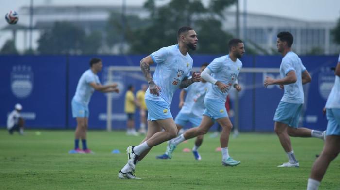 KURZAWA - Bintang baru Persib Bandung, Layvin Kurzawa sudah berlatih bersama pada sesi latihan pagi di Lapangan Pendamping Gelora Bandung Lautan Api, Rabu, 28 Januari 2026.