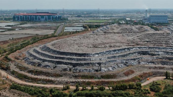 TIMBUNAN SAMPAH — Penampakan timbunan sampah di Tempat Pemrosesan Akhir (TPA) Benowo. Setiap harinya, sekitar 1.800 ton sampah dari penjuru Surabaya ke tempat ini. 