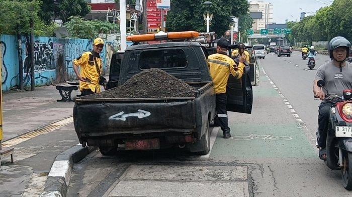 Jajaran Sudin Bina Marga Jakarta Timur usai menambal ruas jalan rusak di Jalan Matraman Raya, Kebon Manggis, Matraman, Senin (9/2/2026).
