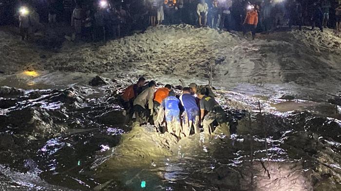 DISERANG BUAYA - Tim SAR Gabungan mengevakuasi korban tenggelam digigit buaya di Kolong Dusun Mempiu, Desa Cerucuk, Kecamatan Badau, Kabupaten Belitung pada Senin (9/2/2026) malam.