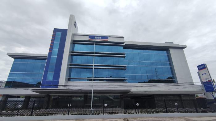 Kantor BRI - Gedung BRI Majene, Kabupaten Majene, Sulawesi Barat. BRI Majene menegaskan komitmennya, menjaga integritas dan tata kelola perusahaan baik. Hal ini terkait indikasi penyimpangan penyaluran Kredit Usaha Rakyat (KUR) di BRI Unit Banggae, Kabupaten Majene.