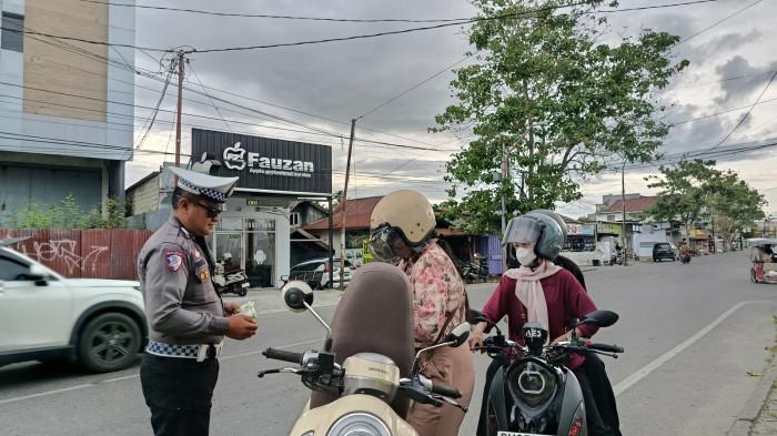 OPERASI KESELAMATAN -- Satlantas Polresta Gorontalo Kota saat memeriksa kendaraan di Jl Prof HB Jassin, Kota Gorontalo, Selasa (10/2/2026).