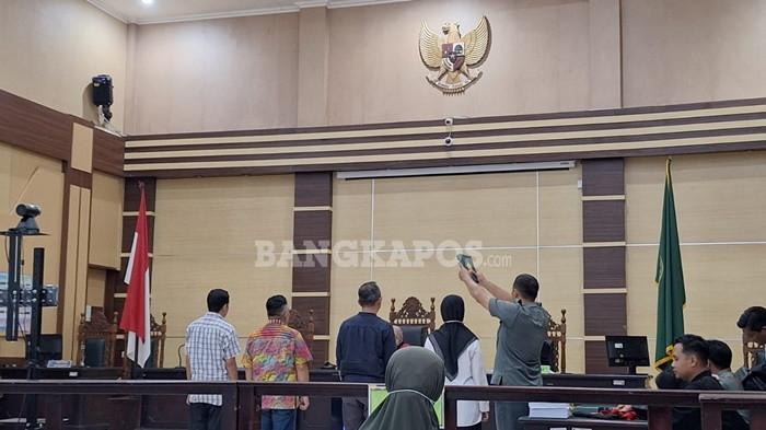 SIDANG -- Kelima terdakwa ketika menjalani sidang dengan agenda saling bersaksi, di ruang sidang Garuda Pengadilan Negeri Pangkalpinang, Selasa (10/2/2026).