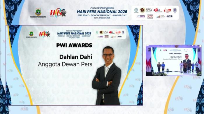 HPN 2026 - Momen pengumuman penerima PWI Awards. Anggota Dewan Pers sekaligus CEO Tribun Network, Dahlan Dahi meraih penghargaan PWI Awards pada puncak acara perayaan Hari Pers Nasional (HPN) 2026 Banten, yang digelar di Kota Serang, Provinsi Banten, Senin (9/2/2026).