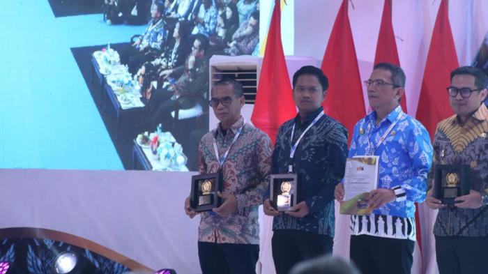 HPN 2026 - Dahlan Dahi (paling kiri) menerima anugrahi PWI Awards pada puncak acara perayaan Hari Pers Nasional (HPN) 2026 Banten, yang digelar di Kota Serang, Provinsi Banten, Senin (9/2/2026).
