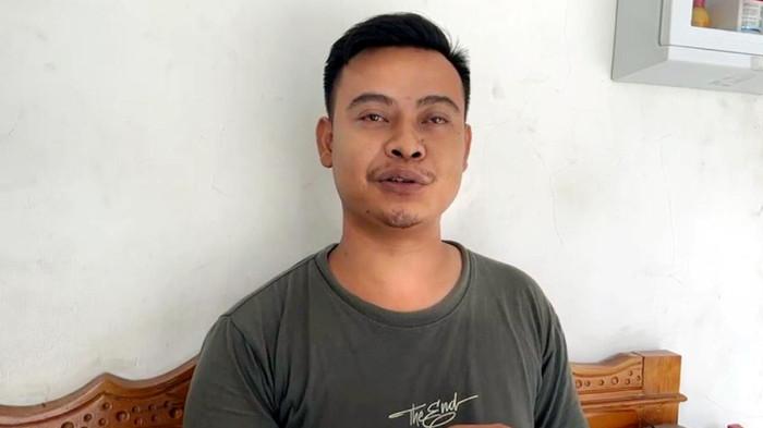 KORBAN PENGANIAYAAN - Ali Nasrih (32), operator SPBU asal Kecamatan Bangilan, saat memberikan keterangan terkait dugaan penganiayaan yang menimpanya dan tiga pegawai SPBU lainnya oleh oknum ASN di SPBU Kecamatan Parengan, Kabupaten Tuban, Jawa Timur, Selasa (10/2/2026). Ia menceritakan awal mula penganiayaan terjadi.