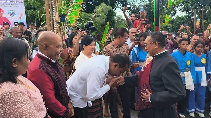 cium tangan uskup larantuka