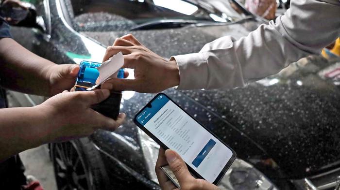 ‎PARKIR NON-TUNAI SURABAYA  - Ada ribuan titik layanan parkir di Surabaya, Jawa Timur, penerapan digitalisasi parkir dengan pembayaran non-tunai. Selain akuntabel dan transparan, juga memberi rasa aman dan nyaman warga.