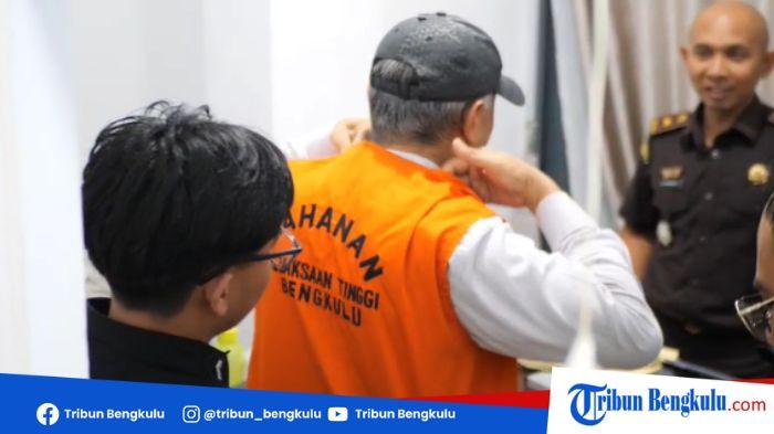 KORUPSI - Kejaksaan Tinggi (Kejati) Bengkulu resmi menetapkan Imron Rosyadi, mantan Bupati Bengkulu Utara dua periode, sebagai tersangka dalam perkara dugaan korupsi sektor pertambangan batubara PT Ratu Samban Mining (PT RSM).  Penetapan tersangka dilakukan usai Imron menjalani pemeriksaan intensif sejak siang hari di Kantor Kejati Bengkulu, Selasa (10/2/2026).&n