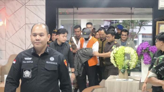 KORUPSI-Kejaksaan Tinggi (Kejati) Bengkulu resmi menetapkan Imron Rosyadi, mantan Bupati Bengkulu Utara dua periode, sebagai tersangka dalam perkara dugaan korupsi sektor pertambangan batubara PT Ratu Samban Mining (PT RSM).  Penetapan tersangka dilakukan usai Imron menjalani pemeriksaan intensif sejak siang hari di Kantor Kejati Bengkulu, Selasa (10/2/2026). 